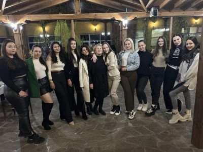 Абитуриенти от ПХГ ,,Св.Св. Кирил и Методий“ с емоционална и вълнуваща покана за бала към своята класна/ ВИДЕО