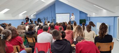 Ученици и учители от ОУ “Мати Болгария“ обсъждаха с експерти влиянието на дигиталните технологии и социалните мрежи