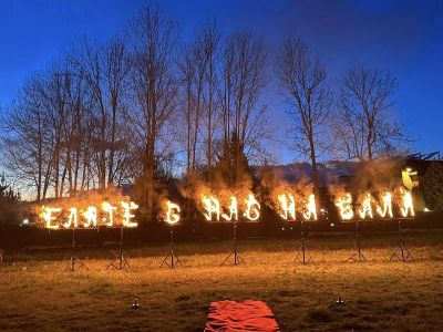 Абитуриенти от ПХГ ,,Св.Св. Кирил и Методий“ с емоционална и вълнуваща покана за бала към своята класна/ ВИДЕО