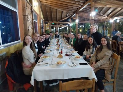 Абитуриенти от ПХГ ,,Св.Св. Кирил и Методий“ с емоционална и вълнуваща покана за бала към своята класна/ ВИДЕО