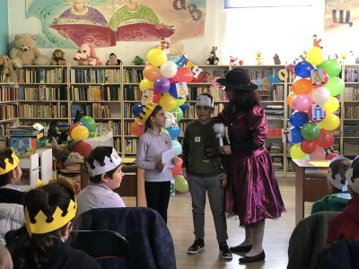 Първолаците на ОУ “Св. Паисий Хилендарски“ отбелязаха празника на буквите с весели занимания в библиотека “Искра“