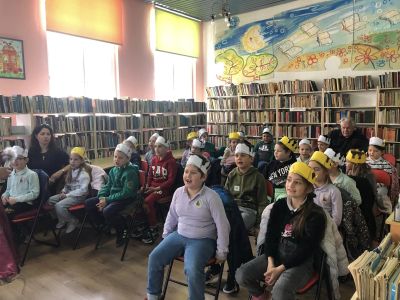 Първолаците на ОУ “Св. Паисий Хилендарски“ отбелязаха празника на буквите с весели занимания в библиотека “Искра“