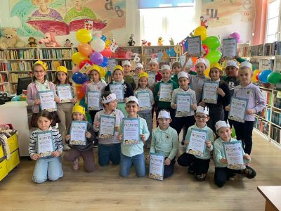Първолаците на ОУ “Св. Паисий Хилендарски“ отбелязаха празника на буквите с весели занимания в библиотека “Искра“
