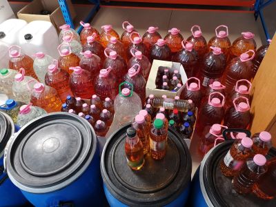 Голямо количество нелегален алкохол иззеха полицейски служители