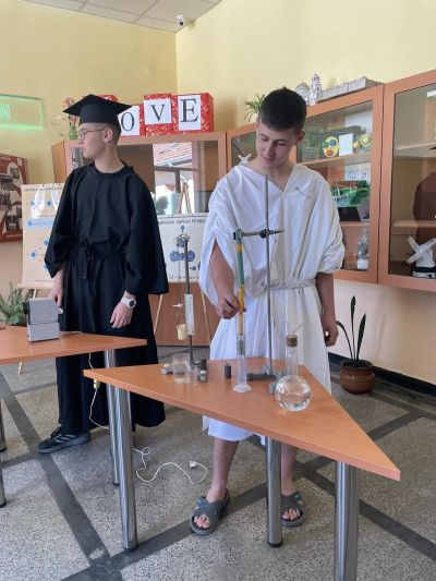 Хаджиеновци отбелязаха Деня на физиката с интересна инициатива 