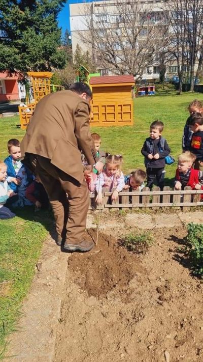 Лесовъди от Горското в Казанлък гостуваха на ДГ “Юрий Гагарин”