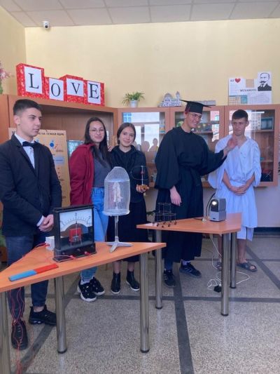 Хаджиеновци отбелязаха Деня на физиката с интересна инициатива 