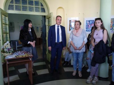 В библиотека “Искра“ откриха изложба с детски рисунки “Шарен свят“