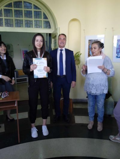 В библиотека “Искра“ откриха изложба с детски рисунки “Шарен свят“