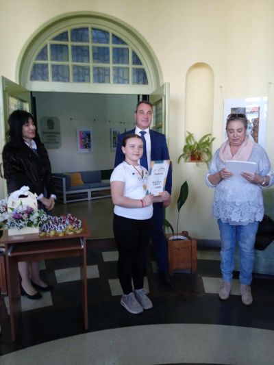 В библиотека “Искра“ откриха изложба с детски рисунки “Шарен свят“