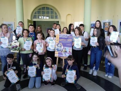 В библиотека “Искра“ откриха изложба с детски рисунки “Шарен свят“