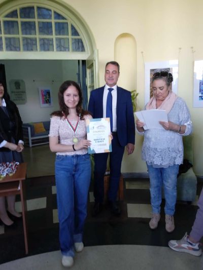 В библиотека “Искра“ откриха изложба с детски рисунки “Шарен свят“