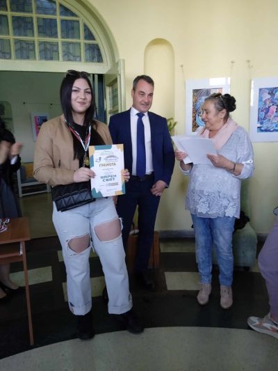 В библиотека “Искра“ откриха изложба с детски рисунки “Шарен свят“