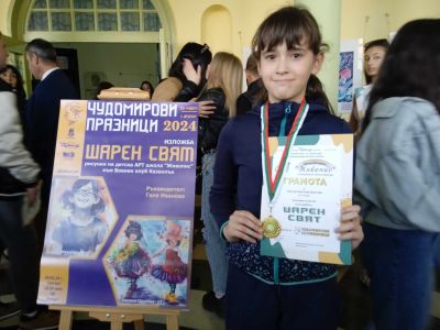 В библиотека “Искра“ откриха изложба с детски рисунки “Шарен свят“