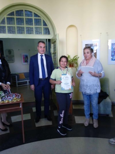 В библиотека “Искра“ откриха изложба с детски рисунки “Шарен свят“