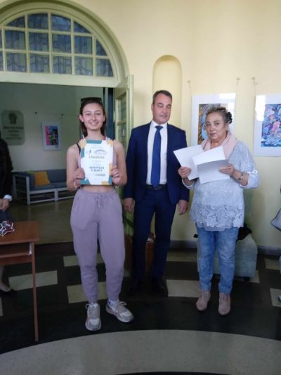 В библиотека “Искра“ откриха изложба с детски рисунки “Шарен свят“