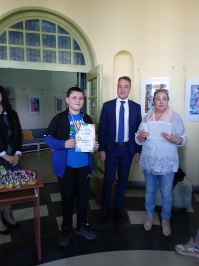 В библиотека “Искра“ откриха изложба с детски рисунки “Шарен свят“