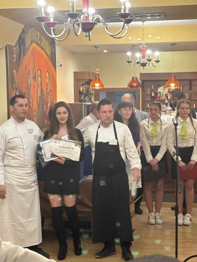 Наталия Добрева ще представя ПГЛПТ в Националното състезание за „Най-добър млад сервитьор“