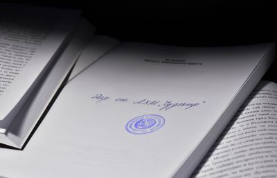 Ученици от ПГЛПТ участваха в специална фотосесия под мотото „Четенето е модерно!“ 