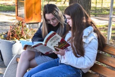 Ученици от ПГЛПТ участваха в специална фотосесия под мотото „Четенето е модерно!“ 