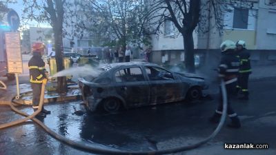 Автомобил изгоря на паркинг в Казанлък