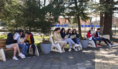 Ученици от ПГЛПТ участваха в специална фотосесия под мотото „Четенето е модерно!“ 