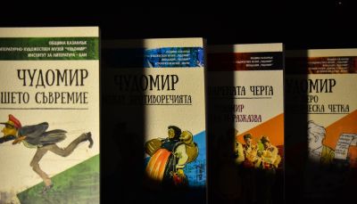 Ученици от ПГЛПТ участваха в специална фотосесия под мотото „Четенето е модерно!“ 