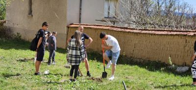 Младежи от с.Розово засадиха дръвчета в Академията за таланти
