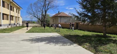 Младежи от с.Розово засадиха дръвчета в Академията за таланти