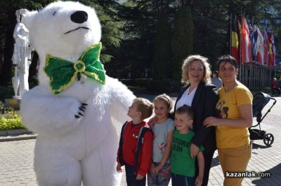 Хиляди фиданки раздадоха днес горските служители в центъра на Казналък