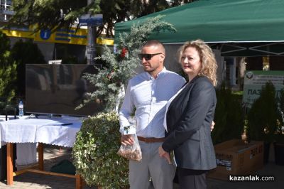 Младежи от с.Розово засадиха дръвчета в Академията за таланти