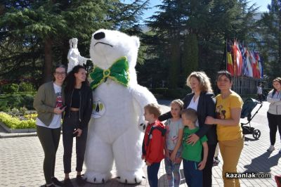 Хиляди фиданки раздадоха днес горските служители в центъра на Казналък