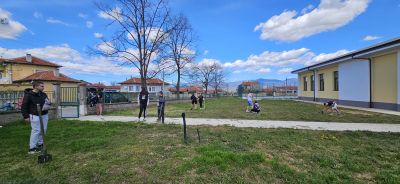 Младежи от с.Розово засадиха дръвчета в Академията за таланти