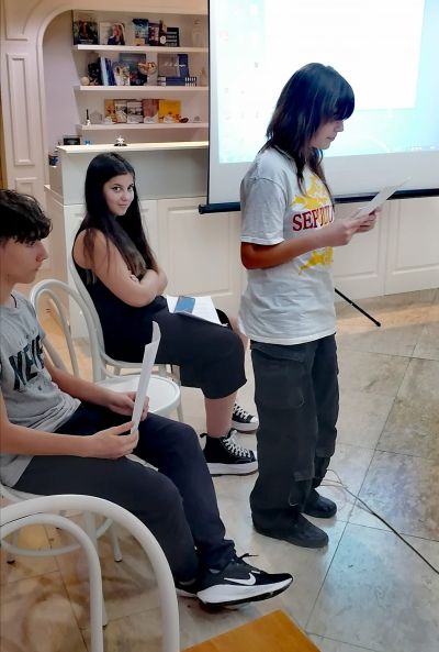 Ученици от клуб „Светлини сред сенките” направиха писателска работилница в София