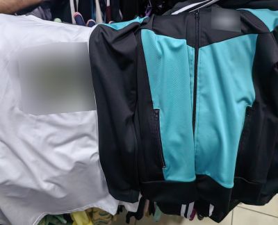 Откриха дрехи-менте с логото на известни марки в три търговски обекта