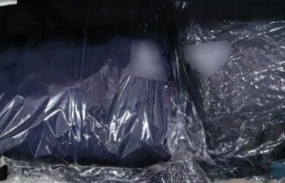 Откриха дрехи-менте с логото на известни марки в три търговски обекта