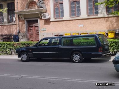 Такси се заби на сантиметри от автобусна спирка в центъра на Казанлък 