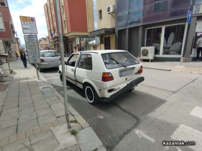 Такси се заби на сантиметри от автобусна спирка в центъра на Казанлък 