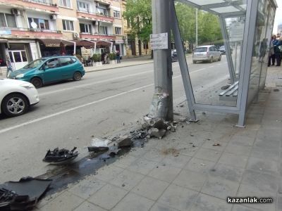 Такси се заби на сантиметри от автобусна спирка в центъра на Казанлък 