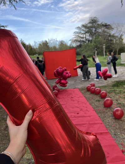 Абитуриенти от ПХГ “Св. Св. Кирил и Методий” поканиха по креативен начин своята класна на бала