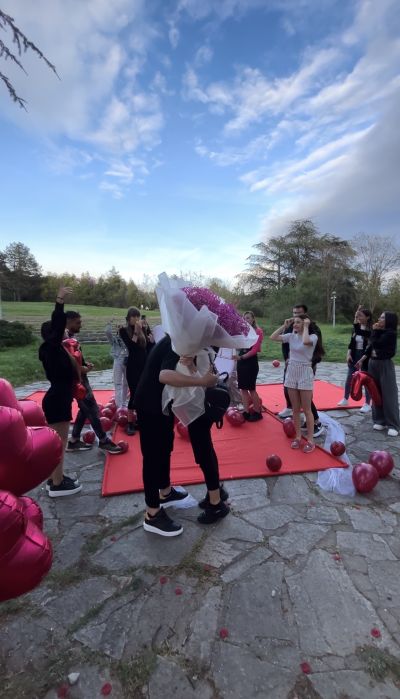 Абитуриенти от ПХГ “Св. Св. Кирил и Методий” поканиха по креативен начин своята класна на бала