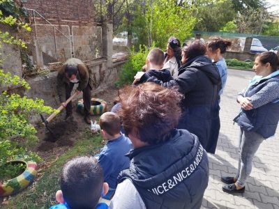 Комплексът за социални услуги за деца и семейства в Казанлък се включи в Седмицата на гората / Новини от Казанлък