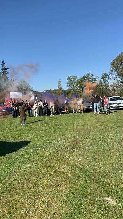 Абитуриентите от 12 Б клас на ПГЛПТ с емоционална покана за любимата си класна 