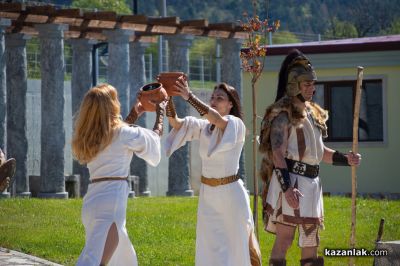 Десетки гости се събраха край Шипка за откриването на археокомплекс „Долината на тракийските царе“