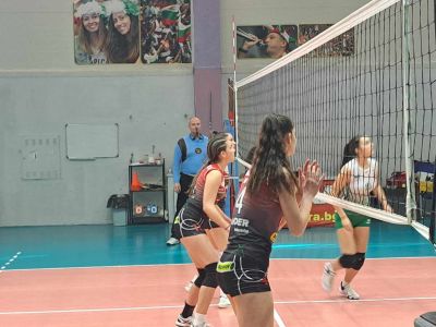 Момичетата от казанлъшкия волейболен отбор продължават напред 