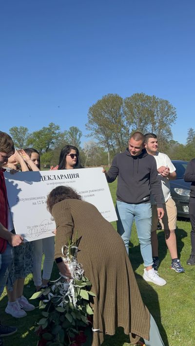 Абитуриентите от 12 Б клас на ПГЛПТ с емоционална покана за любимата си класна 