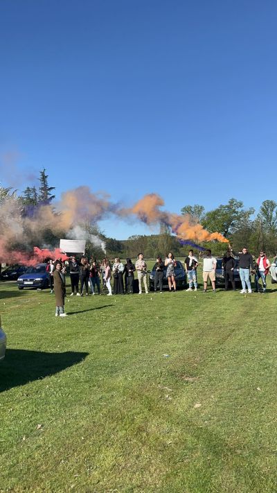 Абитуриентите от 12 Б клас на ПГЛПТ с емоционална покана за любимата си класна 