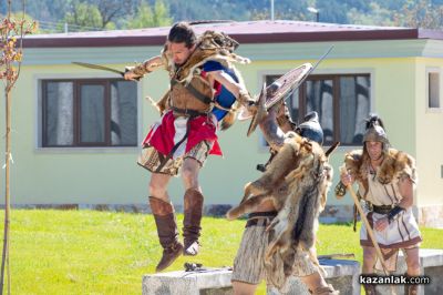 Десетки гости се събраха край Шипка за откриването на археокомплекс „Долината на тракийските царе“