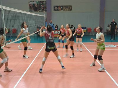 Момичетата от казанлъшкия волейболен отбор продължават напред 