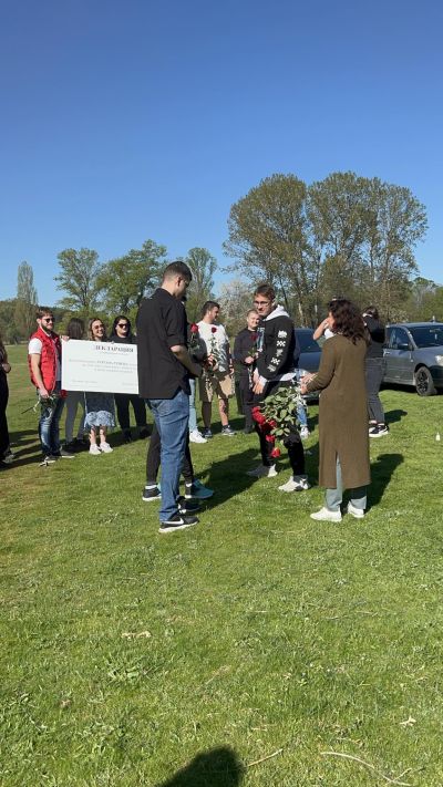 Абитуриентите от 12 Б клас на ПГЛПТ с емоционална покана за любимата си класна 